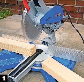 Bygg Cykelförråd: Träet sågas till med en kapsåg Cykelförråd